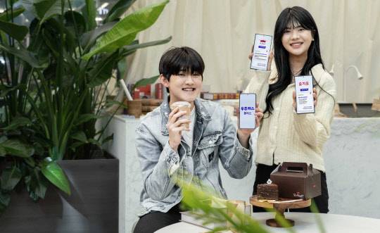 SKT 모델이 '우주패스 플러스 구독' 상품을 소개하고 있다. SK텔레콤 제공