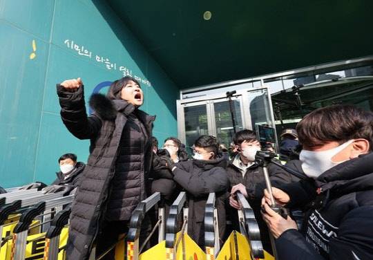 지난 6일 서울 중구 서울시청 앞에서 이태원 참사 유가족이 오세훈 서울시장과의 면담 등을 요구하고 있다. <연합뉴스>