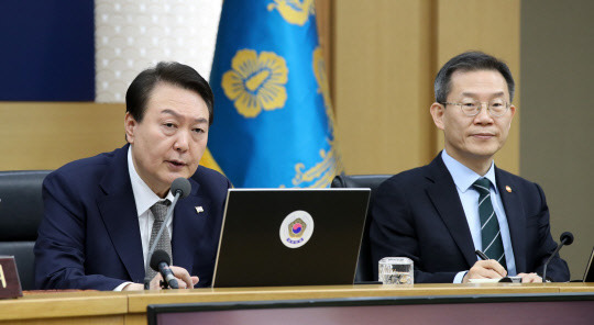 윤석열 대통령이 7일 정부세종청사에서 열린 국무회의에서 발언하고 있다. 대통령실통신사진기자단=연합뉴스