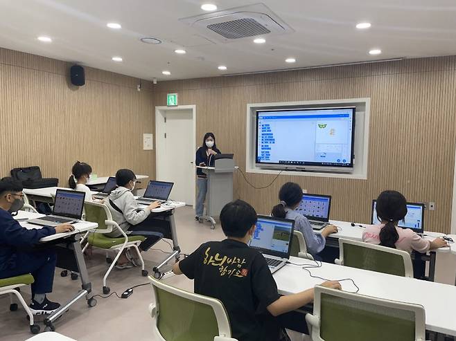 SK텔레콤은 과학기술정보통신부, 한국지능정보사회진흥원이 주도하는 전국민 디지털역량 강화 사업 일환으로 학생들에게 코딩교육을 실시했다.