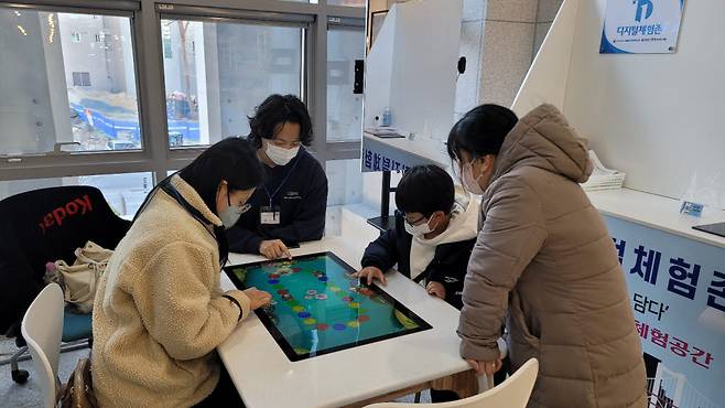 SK텔레콤은 과학기술정보통신부, 한국지능정보사회진흥원이 주도하는 전국민 디지털역량 강화 사업 일환으로 디지털 체험존을 설치해 운영했다.