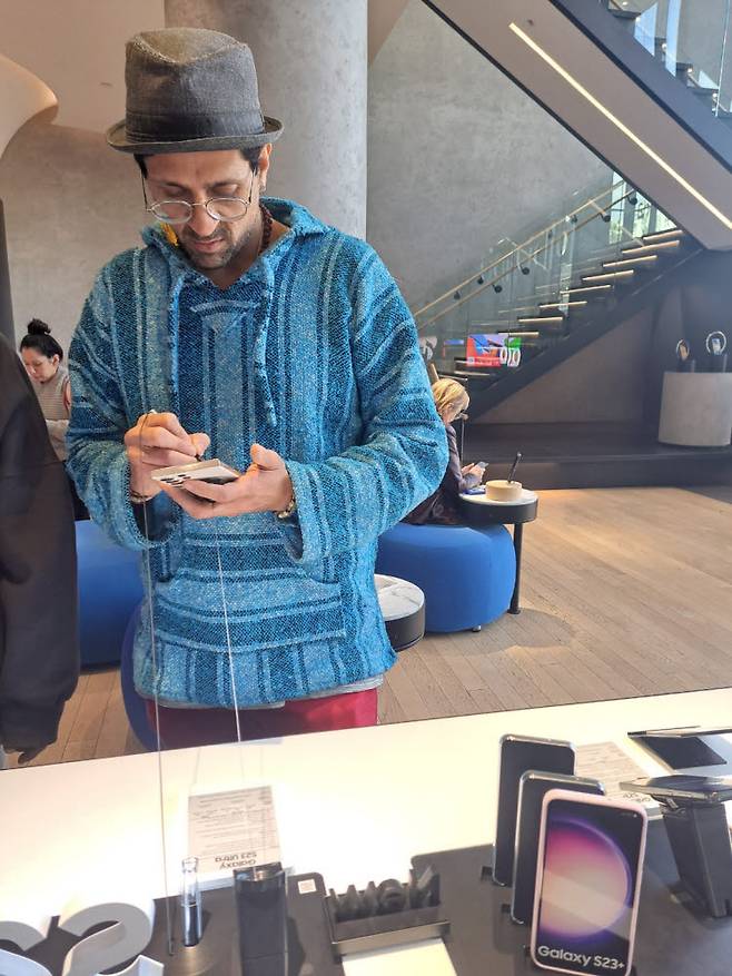 삼성전자 체험매장을 찾은 영화배우 수밋 당 씨.