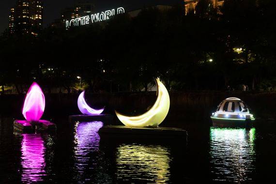 석촌호수에 뜬 한조각의 초승달 문보트 /사진=롯데월드