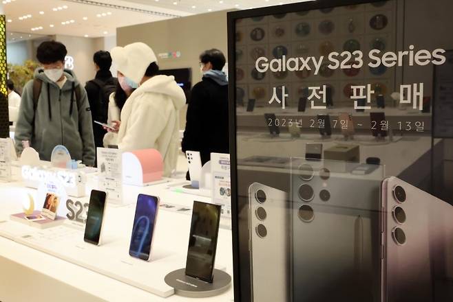 갤럭시 S23 시리즈 사전판매 예약이 시작된 7일 서울 마포구 삼성디지털프라자 홍대본점에서 시민들이 갤럭시S23 시리즈를 살펴보고 있다. 삼성전자는 혁신적인 카메라 성능과 압도적인 퍼포먼스로 무장한 '갤럭시 S23' 시리즈 사전 판매를 13일까지 진행한다. 국내 공식 출시는 17일이다. 사진=박범준 기자