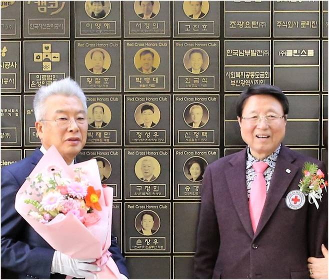 구정회 은성의료재단 이사장(왼쪽)과 서정의 대한적십자사 부산지사 회장이 적십자사 레드크로스 아너스클럽 등재식 후 기념촬영을 하고 있다. 대한적십자사 부산지사 제공