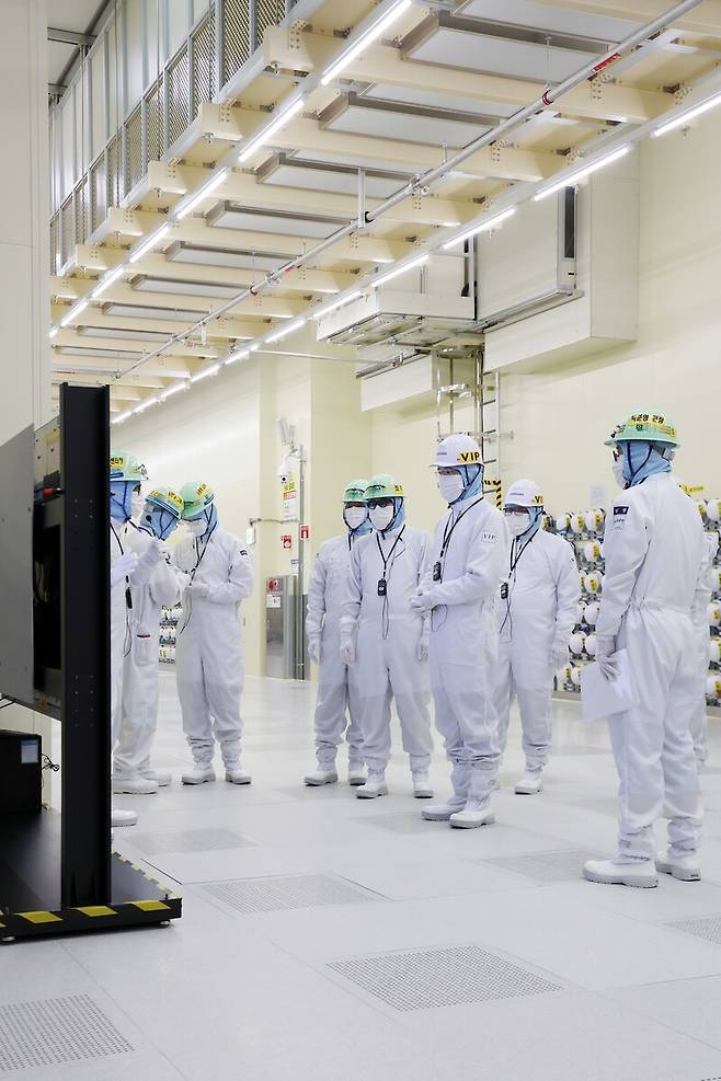 이재용 삼성전자 회장(오른쪽 세번째)이 7일 삼성디스플레이 아산캠퍼스를 찾아 QD-OLED 생산라인을 둘러보고 사업전략을 점검했다. 삼성전자 제공