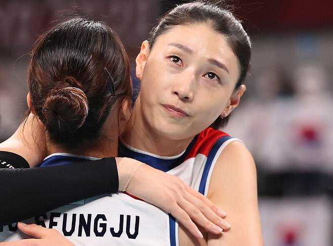 김연경이 2021년 8월8일 일본 도쿄 아리아케 경기장에서 열린 도쿄올림픽 여자배구 세르비아와의 동메달 결정전에서 0-3으로 패한 뒤 표승주와 포옹하고 있다. 도쿄/연합뉴스