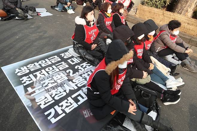 덕성여대와 공공운수노조 서울지부 소속 청소노동자들이 7일 오후 서울 종로구 덕성여대 종로캠퍼스 앞에서 김건희 총장 규탄집회를 열고 있다. 덕성여대 청소노동자들은 학교가 용역회사에 손배소를 내겠다는 내용증명을 수차례 보내왔다고 전해 들었다며 노조법 2조 개정도 이뤄져야 한다고 밝혔다. 강창광 선임기자