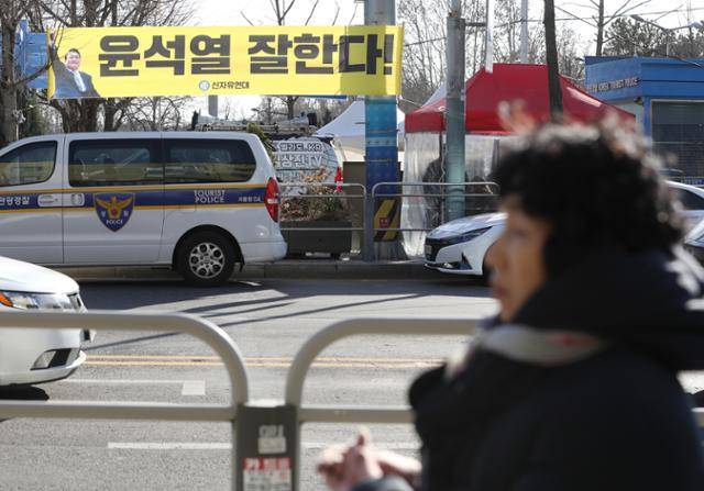 지난해 12월 14일 서울 용산구 녹사평역 이태원광장에 설치 중인 10·29 이태원 참사 시민분향소 인근에 보수단체가 설치한 윤석열 대통령 지지 현수막이 걸려 있다. 보수단체와 극우 유튜버, 일부 국민의힘 소속 정치인들은 이태원 참사 희생자와 유족들을 향한 막말을 쏟아내 2차 가해라는 비판을 받았다. 뉴스1