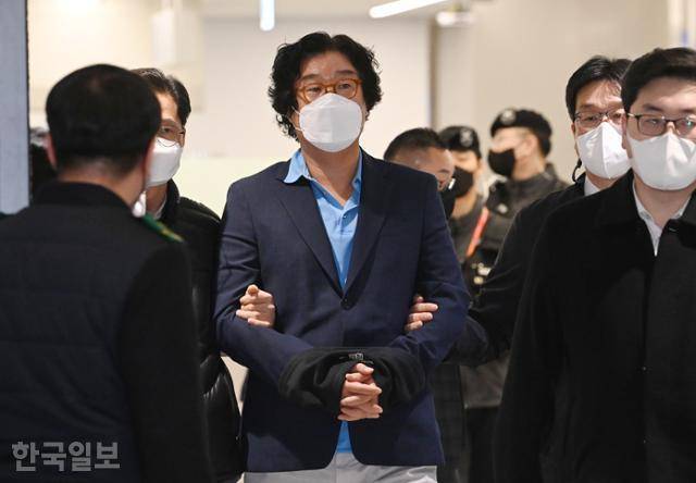 8개월간 도피 끝에 태국에서 붙잡힌 김성태 전 쌍방울그룹 회장이 지난달 17일 인천국제공항을 통해 입국했다. 영종도=고영권 기자