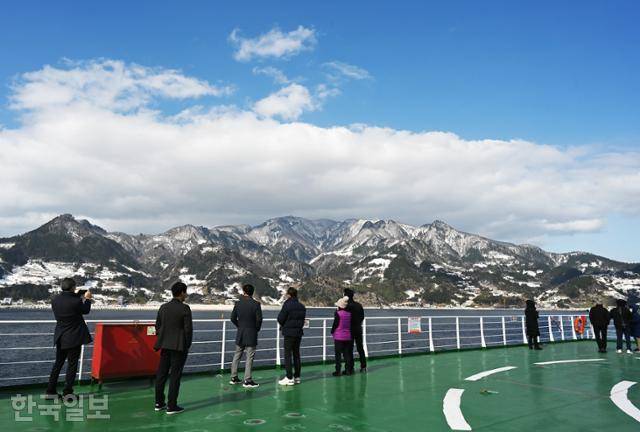 울릉크루즈 갑판에서 본 울릉도 설경.