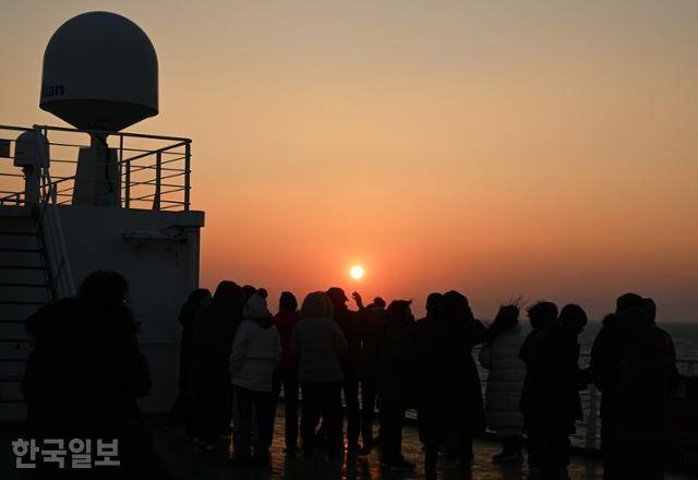 포항으로 돌아오는 울릉크루즈에서 선상 일몰을 감상할 수 있다.