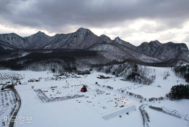 나리분지는 높은 봉우리로 둘러싸인 울릉도 유일의 평지다.
