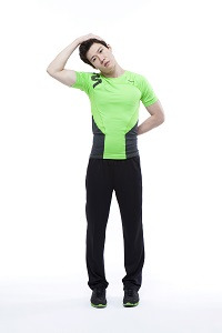 서서 머리 옆으로 당기기/사진=강서나누리병원 제공