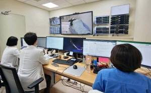 인하대병원 의료진들이 서해 최북단 백령병원 응급실의 중환자를 고화질 카메라로 모니터링하며 ‘스마트 원격화상협진’을 하고 있다./사진=인하대병원