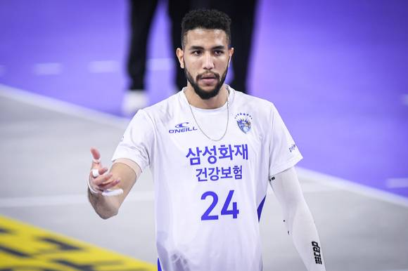 삼성화재 이크바이리가 7일 열린 대한항공과 원정 경기 도중 서브 에이스를 올린 뒤 세리머니하고 있다. [사진=한국배구연맹(KOVO)]