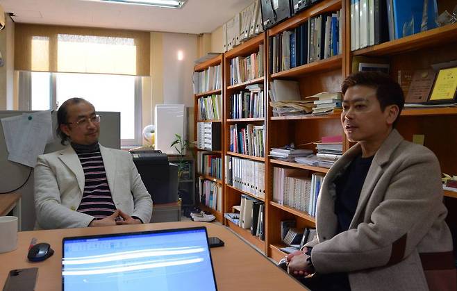 국민대 신동훈 교수(좌)와 케이파워 김지훈 사장(우), 출처: IT동아