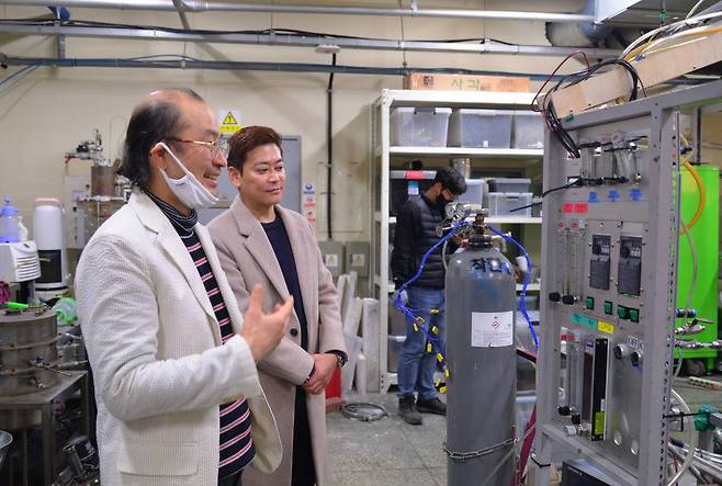 바이오차 오븐 연구실에 함께한 국민대 신동훈 교수와 케이파워 김지훈 사장, 출처: IT동아