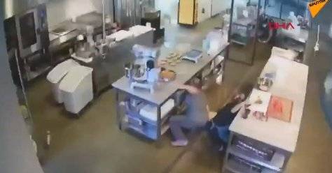 튀르키예에서 6일(현지시간) 지진이 발생한 당시 한 호텔 내부 모습. 직원들이 지진이 발생하자 급히 조리대 밑으로 몸을 숨기고 있다. 트위터 @Headlineznow 캡처