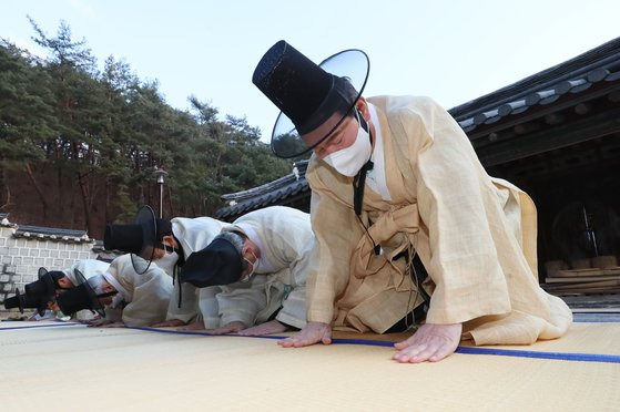 국민의힘 대선 후보 시절인 2021년 12월 경북 안동시 도산서원을 찾은 윤석열 대통령이 퇴계 이황 선생의 위패를 모신 상덕사에서 절을 하고 있다. [연합뉴스]