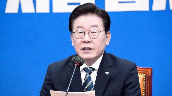 이재명 더불어민주당 대표가 6일 서울 여의도 국회에서 열린 최고위원회의에서 모두 발언을 하고 있다. 뉴스1
