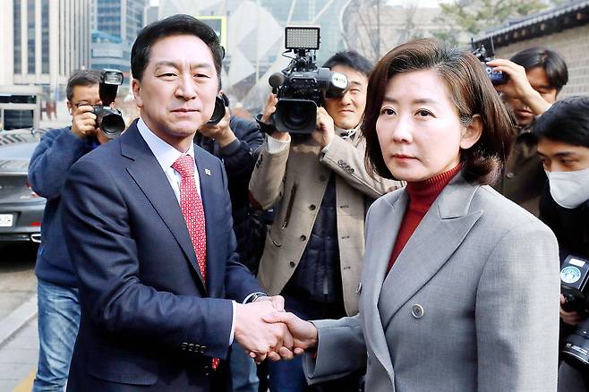 국민의힘 김기현 당대표 후보, 나경원 전 의원이 7일 서울 중구 한 음식점에서 오찬 회동을 마치고 악수하고 있다. 뉴시스