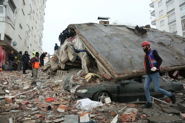 구조대원들이 지진으로 붕괴한 튀르키예 남동부 디야르바크르의 한 건물에서 실종자를 수색하고 있다.사진=로이터 연합뉴스