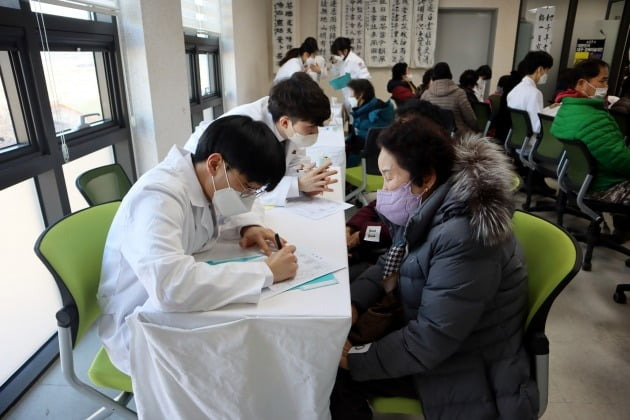 경희대 의료봉사단원이 지난달 30일부터 3일까지 경북 의성군에서 진행된 신협사회공헌재단 주최 '신협과 함께하는 2023년 동계 한방의료봉사'에서 지역민에게 진료를 하고 있다. 신협중앙회 제공