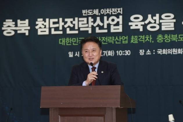 김영환 충북지사가 7일 국회에서 열린 토론회에 앞서 첨단전략산업 특화단지 유치 전략을 설명하고 있다. 충청북도 제공