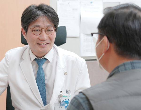 김 주임과장이 환자와 상담을 하고 있다.