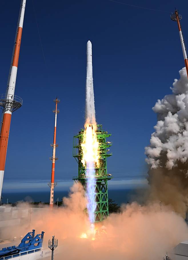 South Korea’s Nuri rocket, also known as Korea Satellite Launch Vehicle-II, is launched at Naro Space Center in Goheung, South Jeolla Province, Tuesday. (Joint Press Corps)