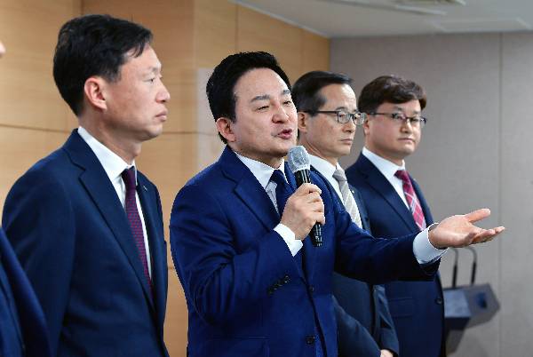 2일 서울 종로구 정부청사에서 원희룡 국토교통부 장관이 질의에 대답하고 있다. 최현규 기자