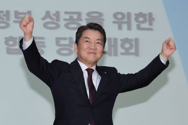 국민의힘 안철수 당 대표 후보가 5일 오후 서울 동대문구청 대강당에서 열린 국민의힘 동대문구 갑을 합동 당원대회에서 두 주먹을 불끈 쥐고 있다. 연합뉴스