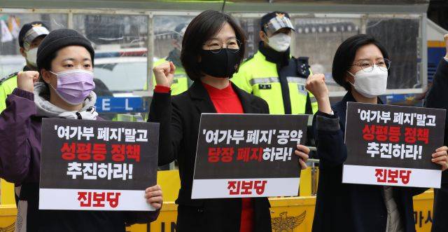 지난해 3월 진보당이 서울 종로구 통의동 대통령직인수위원회 인근에서 윤석열 당선인의 여성가족부 폐지 공약 폐지 촉구 기자회견을 하고 있다. 뉴시스