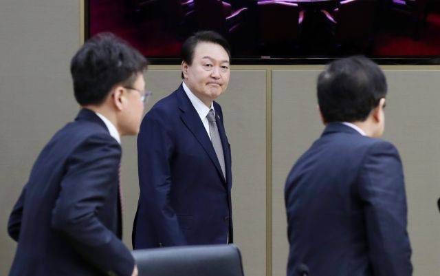 윤석열 대통령이 7일 오전 정부세종청사에서 열린 국무회의에 입장하고 있다. 대통령실통신사진기자단