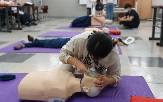 영진전문대 응급구조교육센터에서 2급 응급구조사 양성과정 참가 교육생이 심폐소생술 교육을 받는 모습. 영진전문대 제공