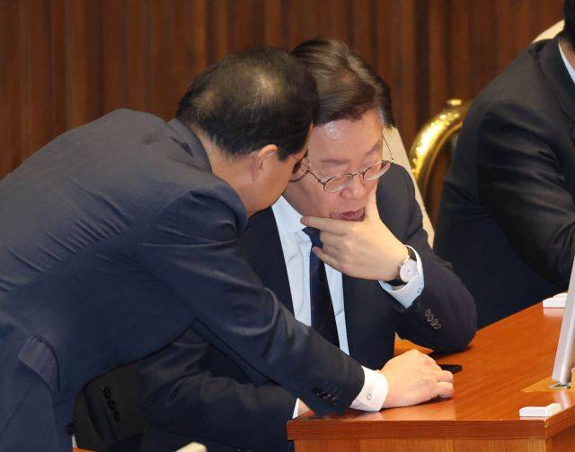 이재명 더불어민주당 대표와 박홍근 원내대표가 7일 오후 열린 국회 경제분야 대정부 질문에서 대화하고 있다. 연합뉴스