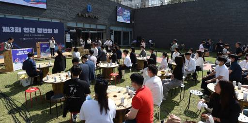 이행숙 문화복지정무부시장이 지난해 9월 트리플스트리트 메이플파크에서 열린 '제3회 인천 청년의 날' 행사에서 축사를 하고 있다. 인천시 제공