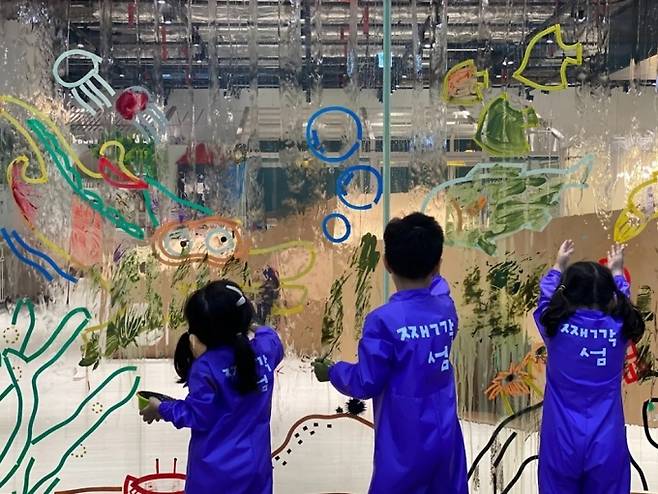 한화리조트 용인 베잔송 내 째깍섬에서 아이들이 물감 놀이인 드로잉 클래스를 체험하고 있다. 매월 클래스가 변경되며 다양한 콘텐츠 경험이 가능하다. /사진제공=째깍섬