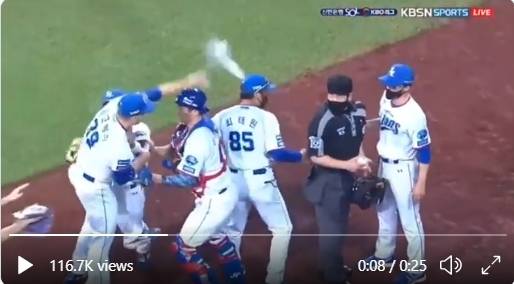 심판에게 로진백을 던지는 마이크 몽고메리(왼쪽) [KBSN 화면 캡처]