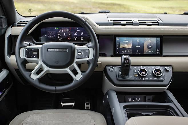 디펜더 신형 실내  [사진출처=랜드로버]