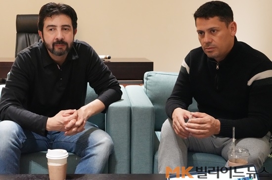 절친한 사이인 페드로 피에드라부에나(왼쪽)와 페드로 곤잘레스가 함께 인터뷰하고 있다. 피에드라부에나는 영어를 못하는 곤잘레스의 통역을 도왔다.