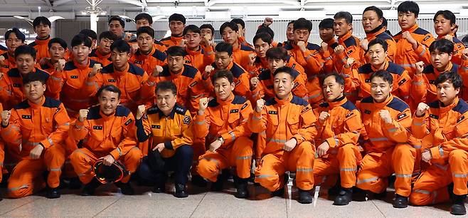 7일 오후 인천국제공항 제1여객터미널에서 출국을 앞둔 튀르키예 지진 실종자 수색 등을 위한 대한민국 긴급구호대 소속 소방대원들이 자체 출정식을 마친 뒤 기념촬영을 하고 있다.[사진 제공 = 연합뉴스]