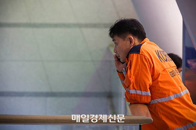 7일 오후 중앙119구조본부 수도권 119특수구조대 소속 국제구조대원이 튀르키예 지진 실종자 수색을 위해 인천국제공항 제1터미널에서 출국 전 가족과 통화하고 있다. 2023.02.07 [박형기기자]