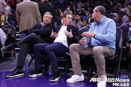 피닉스 구단을 인수한 맷 이시비아(가운데)가 경기를 지켜보고 있다. 사진=ⓒAFPBBNews = News1