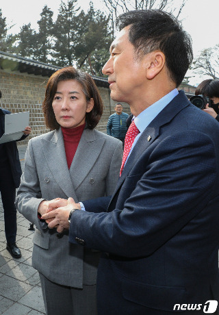 김기현 국민의힘 당대표 후보(오른쪽)와 나경원 전 원내대표가 7일 오후 서울 중구 달개비 앞에서 전당대회 관련 입장을 발표한 뒤 악수하고 있다. /사진=뉴스1.