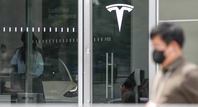 테슬라가 최근 국내 전기차 가격을 최대 14% 내렸다. 사진은 서울 영등포구 테슬라 스토어. /사진=뉴시스