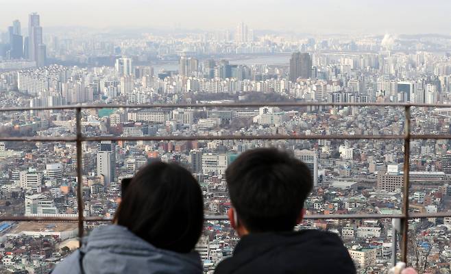 인터넷전문은행들이 혼합형 주담대 최저금리를 3%대로 낮췄다. 사진은 서울 남산에서 바라본 아파트 단지의 모습./사진=뉴스1
