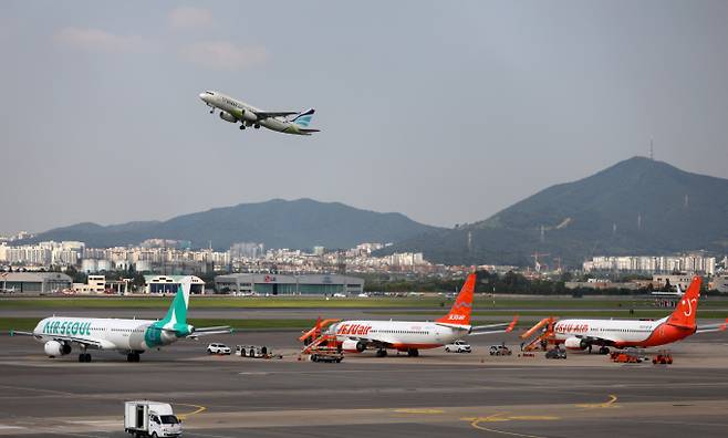 국토부가 군산공항의 보안문제를 지적했다. 사진은 김포공항 활주로에 세워진 LCC 여객기. /사진=뉴시스