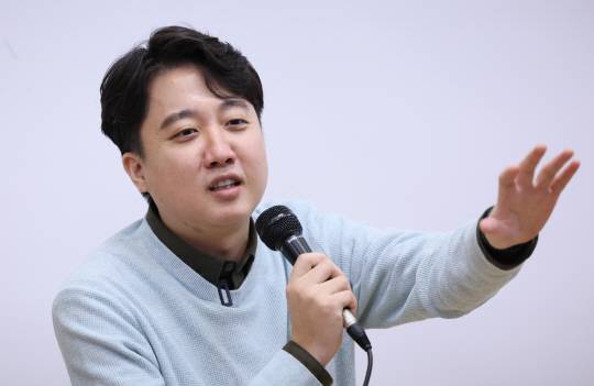 이준석 국민의힘 전 대표가 지난해 12월 22일 오후 서울 성북구 고려대학교 정경관에서 정치외교학과 ‘한국의신보수주의’ 주최로 열린 특별 강연 ‘보수주의의 길을 묻다’에서 학생 패널들의 질문에 답하고 있다. 연합뉴스